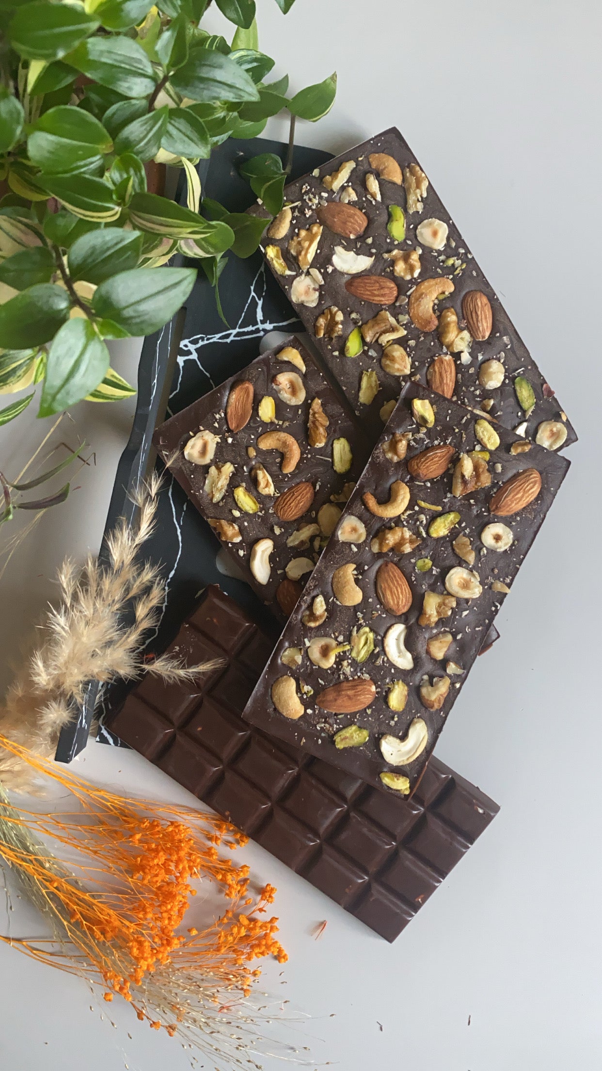 Tablette : chocolat noir bouquet de fruits à coque