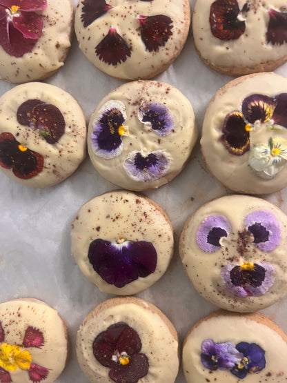 10 sablés fleuris au chocolat blanc